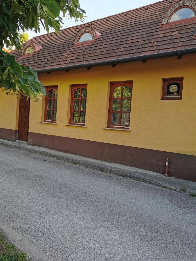 Varalja Vendeghaz Тата Экстерьер фото